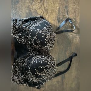 32 D Victoria Secret bra worn a couple times
